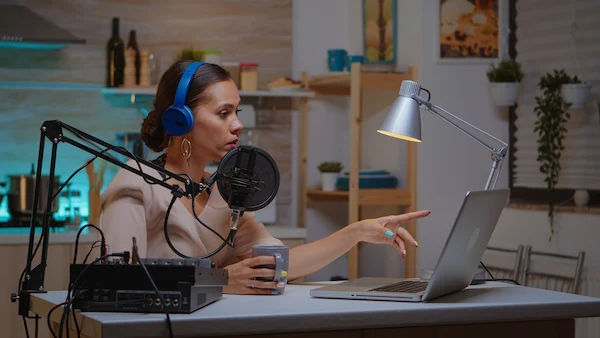 This image has an empty alt attribute; its file name is Podcast-Marketing.webp
